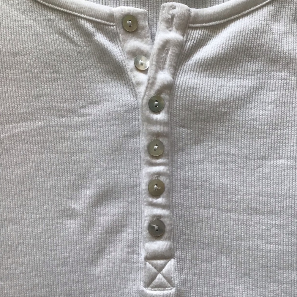 CHASER Top Cold Shoulder/Elbow Lg Sleeve White Button Tab Front Size M NWT - Picture 3 of 7